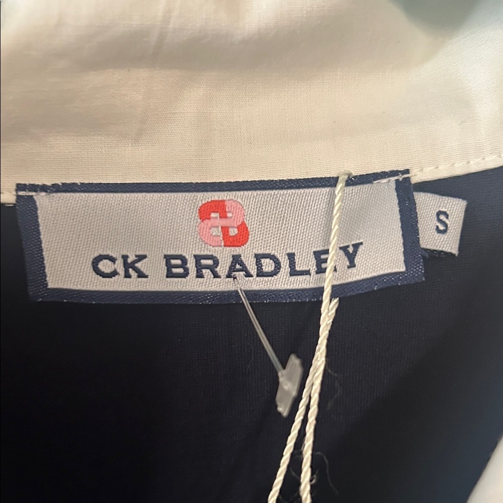 Chic Navy Blouse with White Trim - Picture 4 of 5